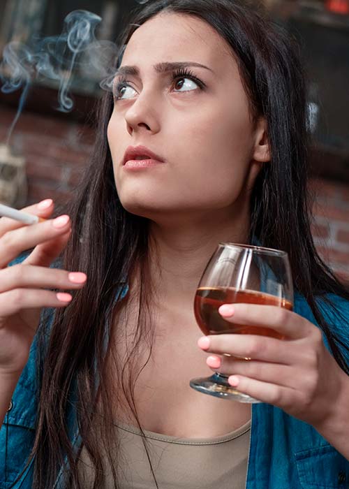 девушка пьет алкоголь и курит сигарету